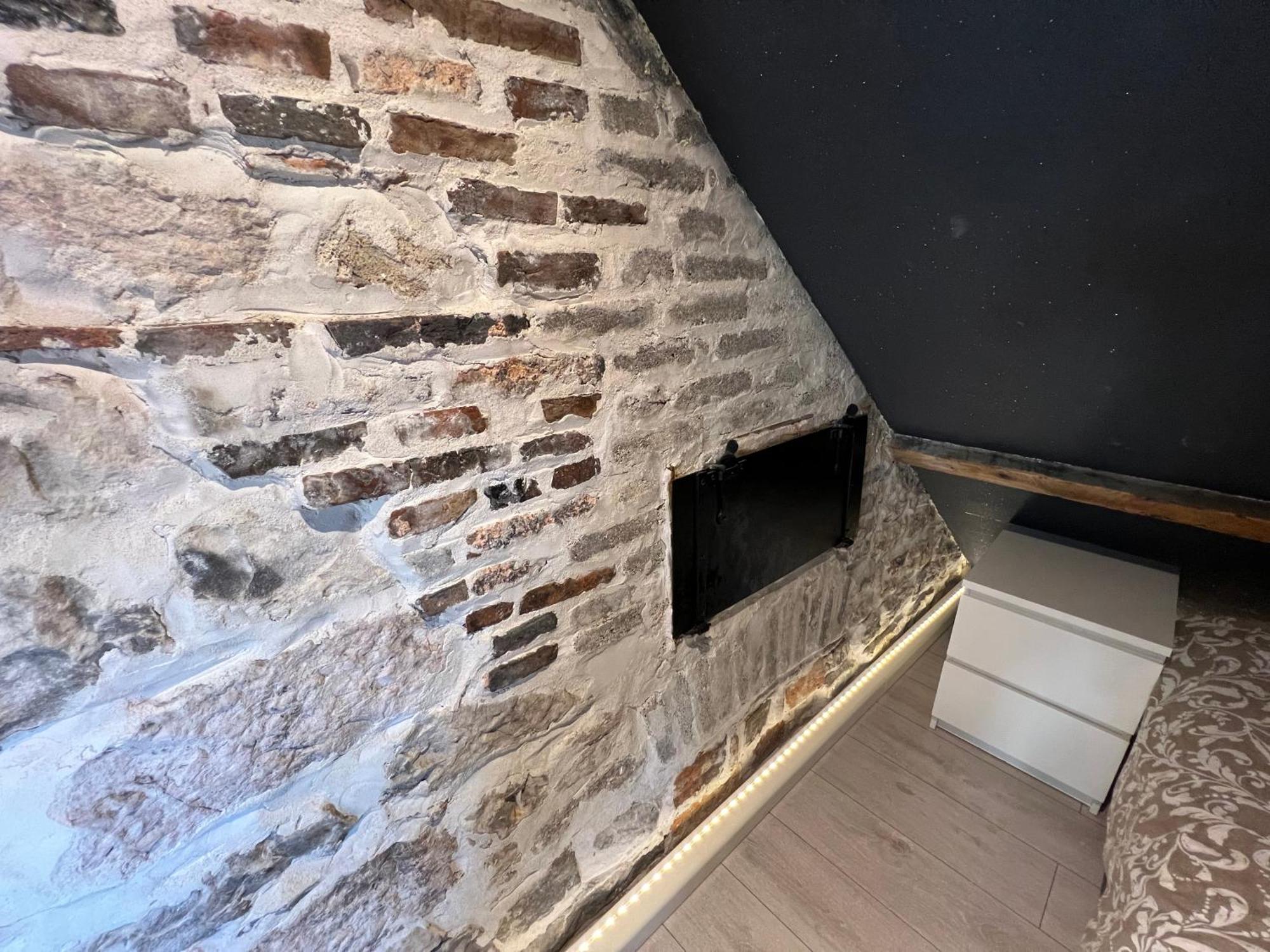 BELLEVUE Appartement sous les toits hypercentre climatisé Dole Esterno foto