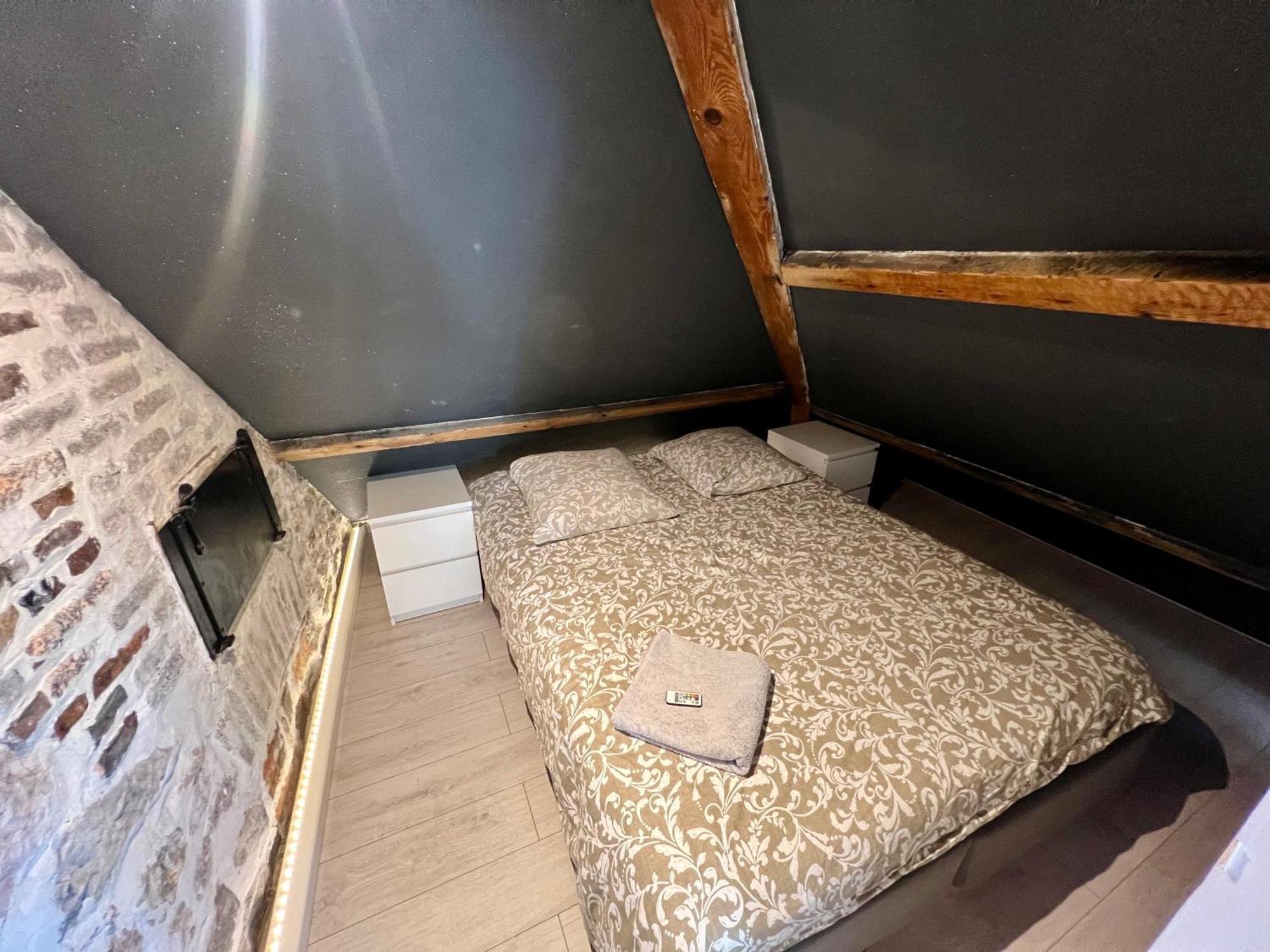 BELLEVUE Appartement sous les toits hypercentre climatisé Dole Esterno foto